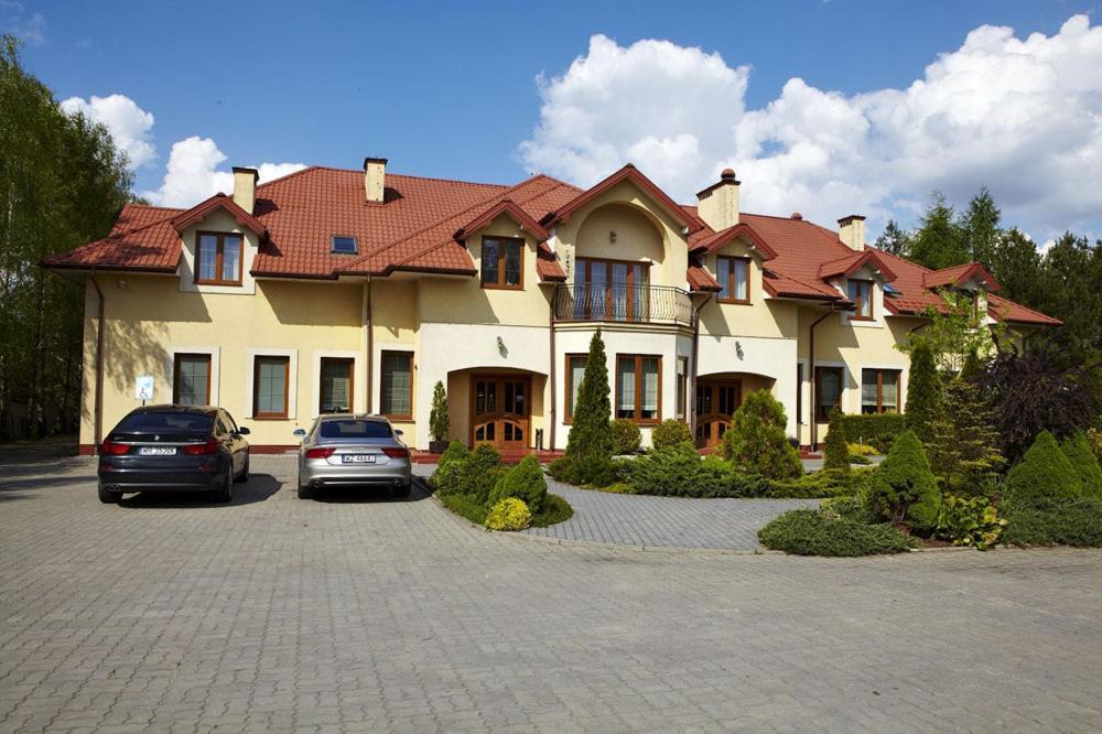 Hotel Maxima Wolanów Extérieur photo