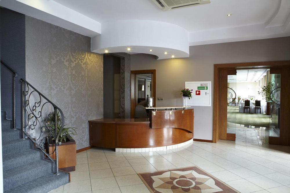 Hotel Maxima Wolanów Extérieur photo