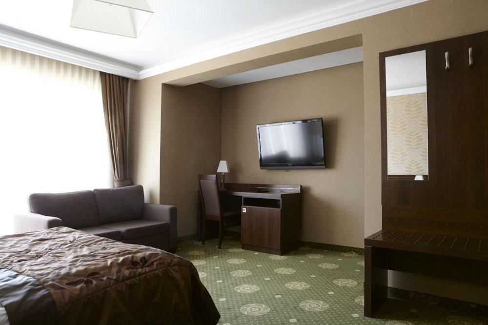 Hotel Maxima Wolanów Extérieur photo