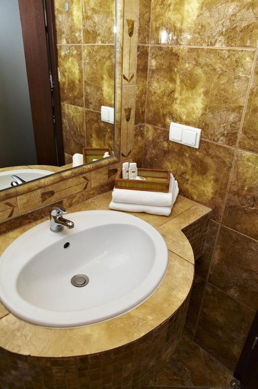 Hotel Maxima Wolanów Extérieur photo